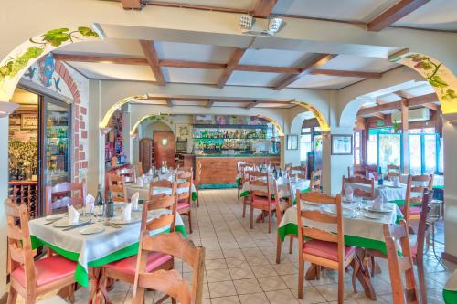 a dining room with tables and chairs in a restaurant at Hotel Residence Inn Suites Cristina in San José