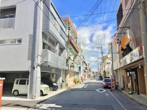 una calle vacía en una ciudad con edificios en A-Style Futenma, en Ginowan