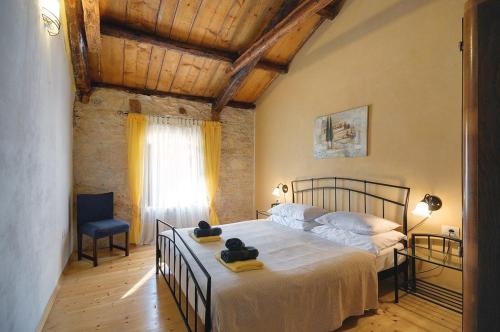 une chambre avec un grand lit et une fenêtre dans l'établissement Villa Katarina, à Žminj