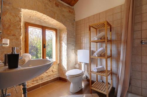 une salle de bain avec un lavabo, une baignoire et des toilettes dans l'établissement Villa Katarina, à Žminj