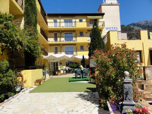 a view of the courtyard of a hotel at Hotel Princess in Vernet-les-Bains