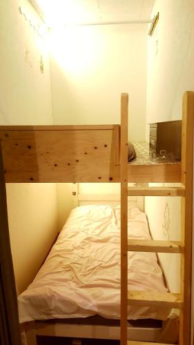 Katil atau katil-katil dalam bilik di Shinjuku Sky hostel