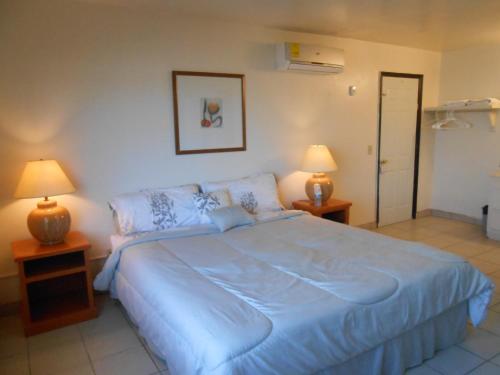 เตียงในห้องที่ #55 Suite Bungalow Seaside Hotel & Victors RV Park