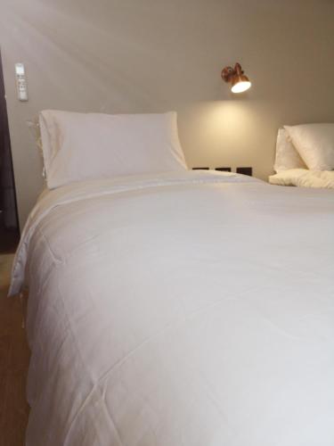 Postel nebo postele na pokoji v ubytování Get GuestHouse 2 ( Sangsri soi 4)