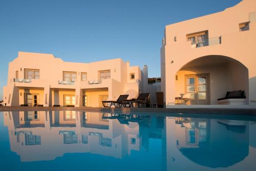 una casa con piscina frente a ella en Avaton Resort And Spa en Imerovigli