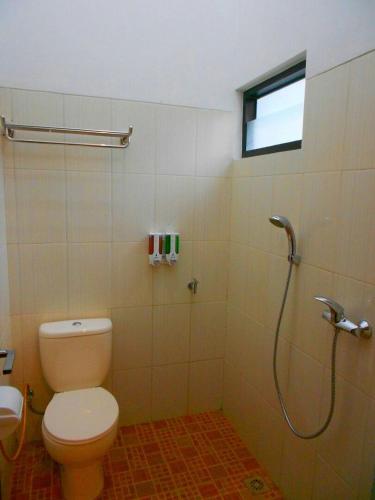 uma casa de banho com um WC e um chuveiro em The Batu Villas No 5 em Batu