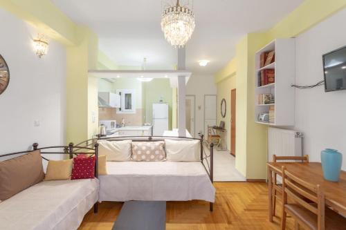 salon z kanapą i stołem w obiekcie Athens Home 2 w Atenach