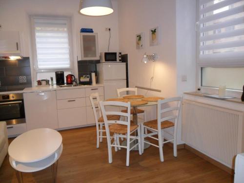 eine Küche mit einem Tisch und Stühlen im Zimmer in der Unterkunft City Apartment in Nürnberg