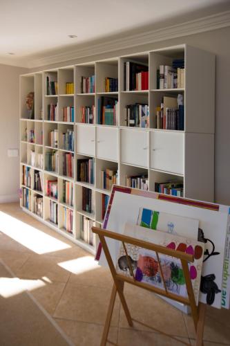 Perpustakaan di rumah tamu ini
