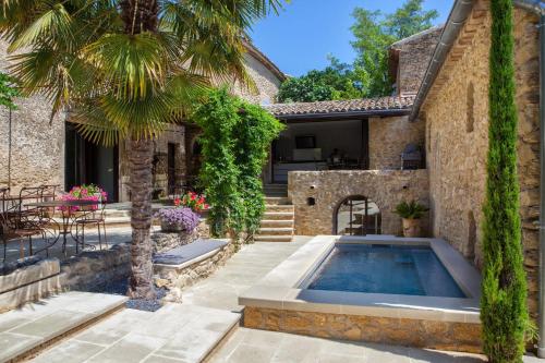 a house with a swimming pool in a yard at Le Mas de la Lombarde in Lourmarin