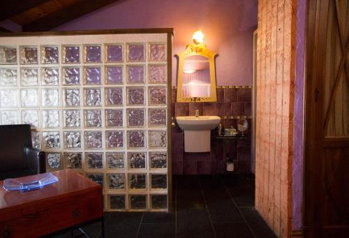 a bathroom with a toilet and a sink and a mirror at La Casona del Abuelo Parra in Villanueva de los Infantes