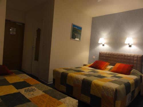 a hotel room with two beds with orange pillows at Hotel Princess in Vernet-les-Bains
