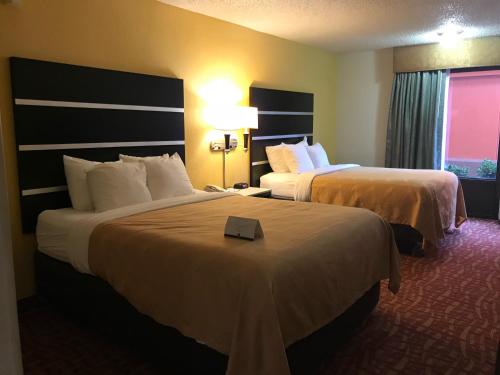 Giường trong phòng chung tại Quality Inn Fort Smith I-540