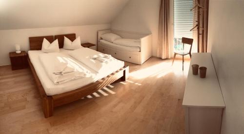 Schluchseehuus في سشلوشسي: غرفة نوم بسرير كبير وأريكة
