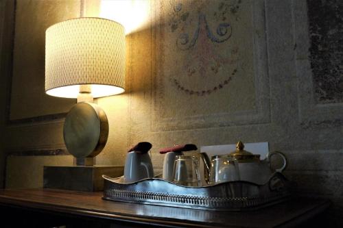 un vassoio con i suoi prodotti su un tavolo accanto a una lampada di LO studiO B&B a Pistoia