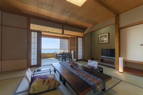 - un salon avec un canapé et une télévision dans l'établissement Hiranoya, à Gamagori