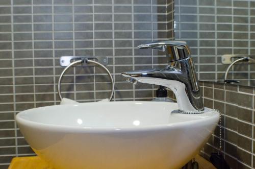 lavabo con grifo en el baño en Casa Taragaña, en Beceite