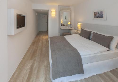 Una cama o camas en una habitación de The Beachfront Hotel Adult Only 16 Plus