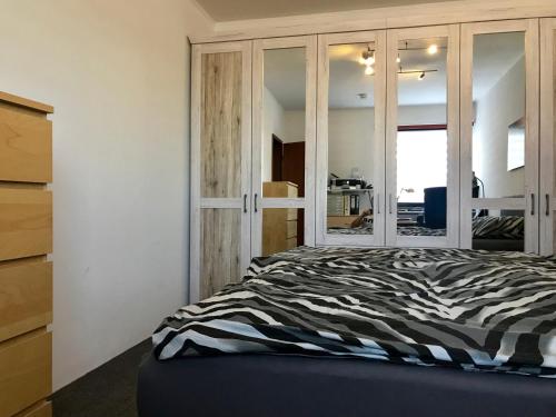 Cama o camas de una habitación en ProFair Private Apartments & Rooms near Messe - room agency
