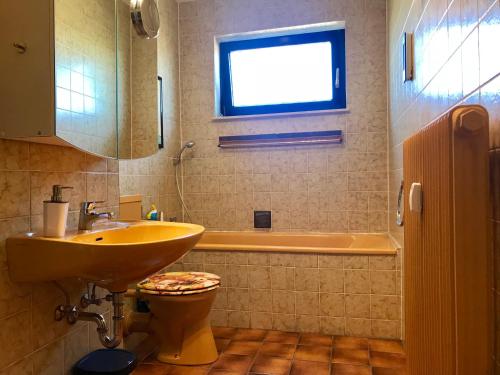 ein Badezimmer mit einem Waschbecken, einem WC und einer Badewanne in der Unterkunft ProFair Private Apartments & Rooms near Messe - room agency in Hannover