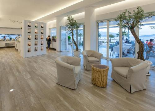 Un lugar para sentarse en The Beachfront Hotel Adult Only 16 Plus