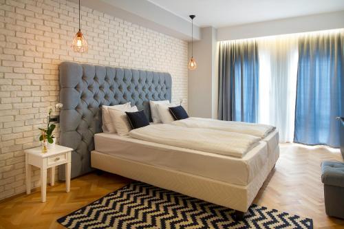 Кровать или кровати в номере Venis Boutique Hotel