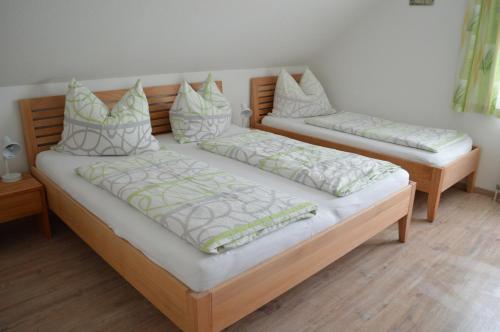 two twin beds in a room with at Frühstückspension Sterr in Strebersdorf
