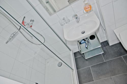 y baño con lavabo y ducha. en Apartment Nussbaum - GRIWA RENT AG, en Grindelwald