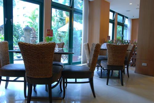 a dining room with a table and chairs and windows at Shan-Yue Hotspring Hotel in Taipei