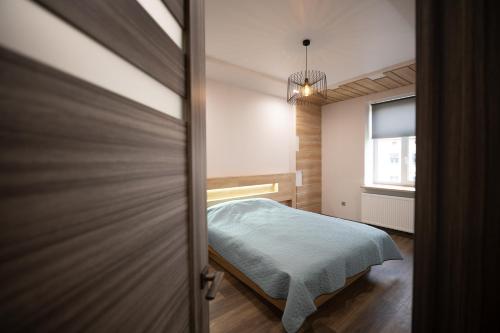Una cama o camas en una habitación de Apartment on Krakivska 34