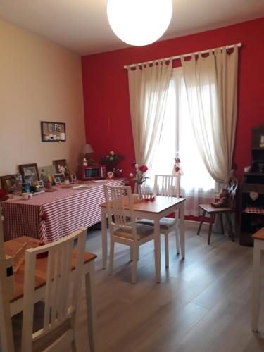 a living room with a table and chairs and a bed at L'Alsacienne in Saint-Pierre-des-Corps