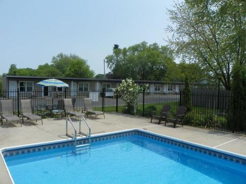 Swimmingpoolen hos eller tæt på Lakeview Motel & Cottage