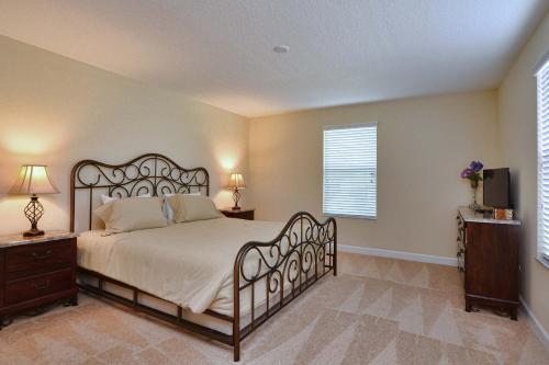 Voodi või voodid majutusasutuse Paradise Palms-5 Bedrooms Home w/pool-3507PP toas