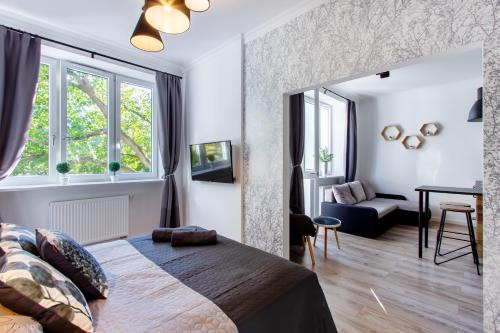 ワルシャワにあるClickTheFlat The Warsaw Rising Museum Apartmentsのベッドルーム1室(ベッド1台付)、リビングルームが備わります。