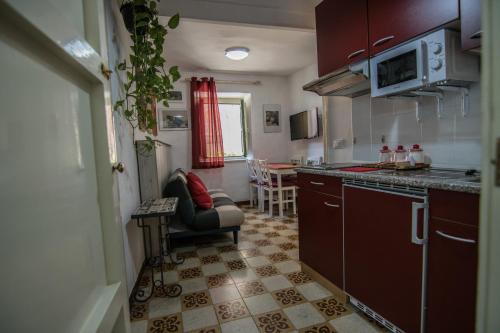 eine kleine Küche mit einem Sofa und einem Tisch in der Unterkunft Vivere la Ciambra in Monreale