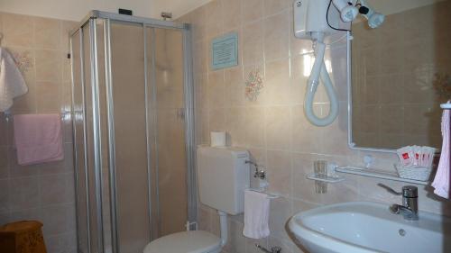 Koupelna v ubytování Albergo Nuoitas