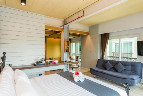 a living room with a couch and a table at Dang Derm In The Park Khaosan in Bangkok