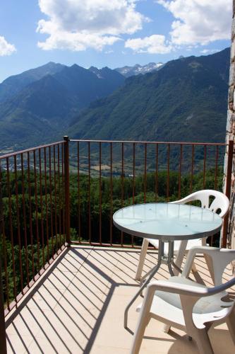 Vista generica sulle montagne o vista sulle montagne dall'interno dell'appartamento