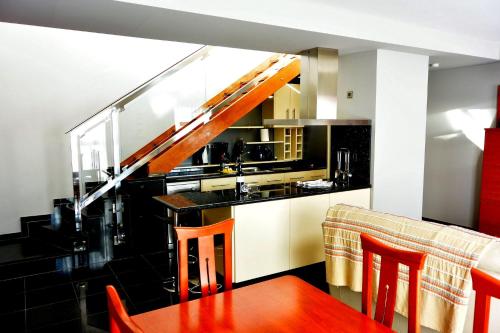 コティージョにあるMarfolin 26のキッチン(テーブル、椅子、階段付)