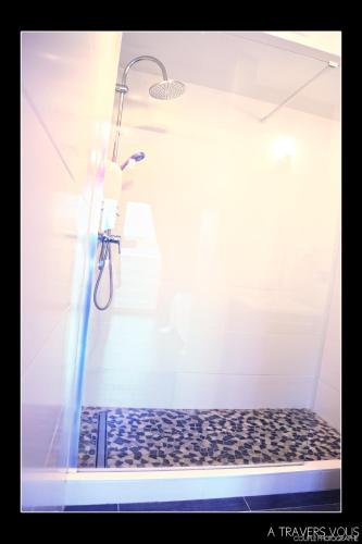 a shower with a shower head in a bathroom at V E R O N E - Rooms & Suites - Liège - Rocourt in Liège