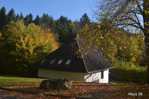 ein kleines weißes Gebäude mit schwarzem Dach in der Unterkunft Huis 38 Seepark Kirchheim in Kirchheim