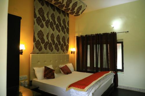 Tempat tidur dalam kamar di Thar Exotica Spa & Resort