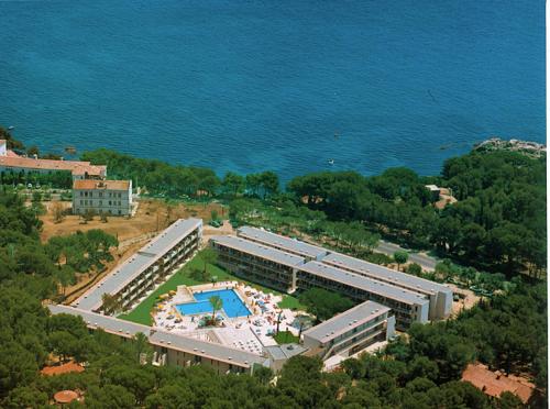 an aerial view of a building with a swimming pool at Aparthotel Comtat Sant Jordi in Platja  d'Aro