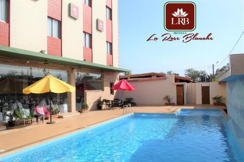 Бассейн в Hôtel La Rose Blanche Korhogo или поблизости