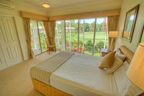 Postel nebo postele na pokoji v ubytování Paradise Links Resort Port Douglas