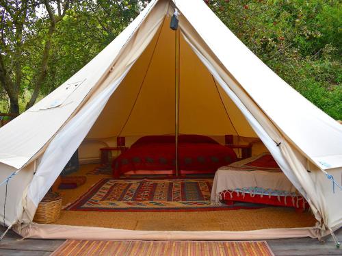 żółty namiot z łóżkiem w obiekcie Podere di Maggio - Glamping tent 2 w mieście Santa Fiora