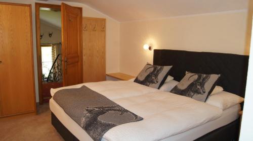 sypialnia z dużym łóżkiem w pokoju w obiekcie Pension Hartenfels w Lech am Arlberg