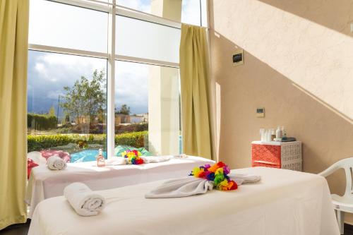 サニービーチにあるBlue Pearl Hotel - Ultra All - Inclusiveの大きな窓付きの客室で、ベッド2台が備わります。