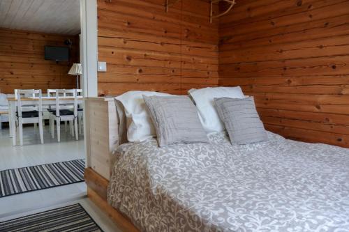 1 dormitorio con cama y mesa de comedor en Mertala Raijan Aitta en Mikkeli