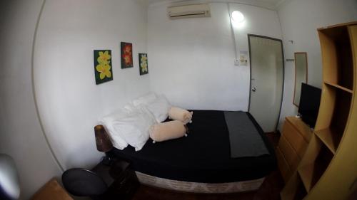 een kleine slaapkamer met een klein bed in een kamer bij Suria Kipark 1 Bedroom 1 Bathroom 800sq ft Apartment in Kepong
